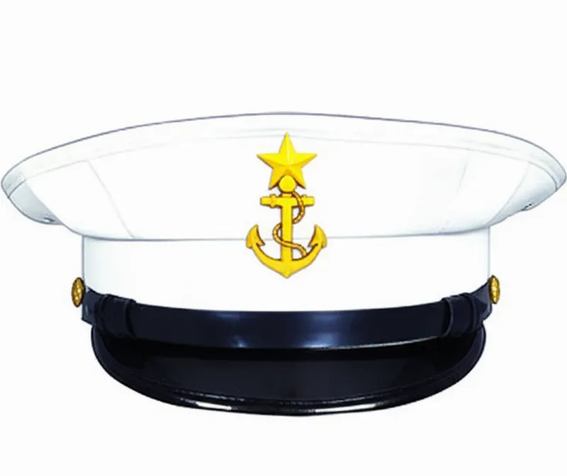 Chiếc mũ kêpi trắng của chú bộ đội hải quân với huy hiệu mỏ neo và ngôi sao vàng, biểu tượng cho sự dũng cảm.